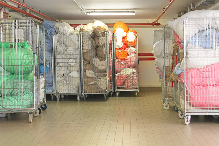 Utiliser un roll-conteneur à l'hôpital comme panier à linge