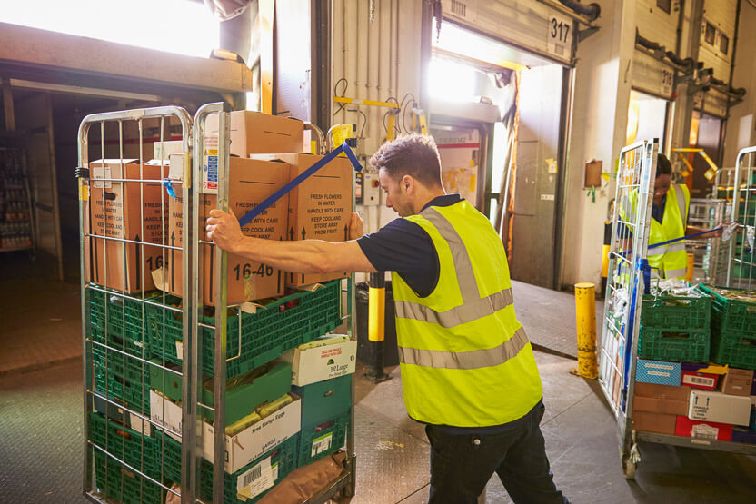 Préparation des marchandises pour la livraison à l'entrepôt à l'aide d'un roll-conteneur